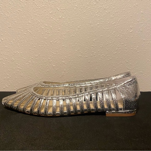 Jessica Simpson Crinah silver flats size 8.5 - Picture 4 of 6